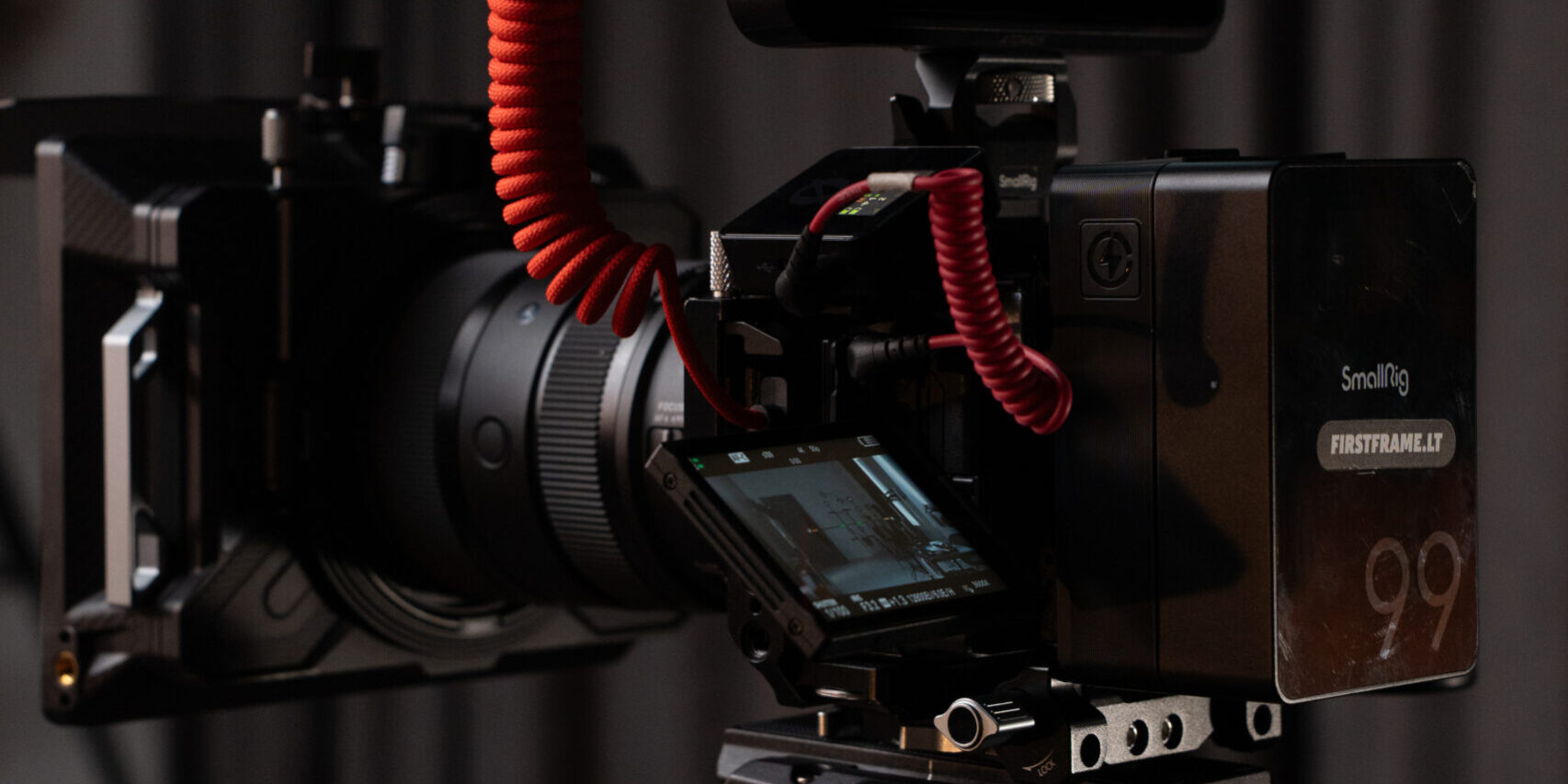 Kino kamera ant stovo tamsioje filmavimo erdvėje