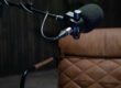 Mikrofonas prie fotelio podcasto filmavimui