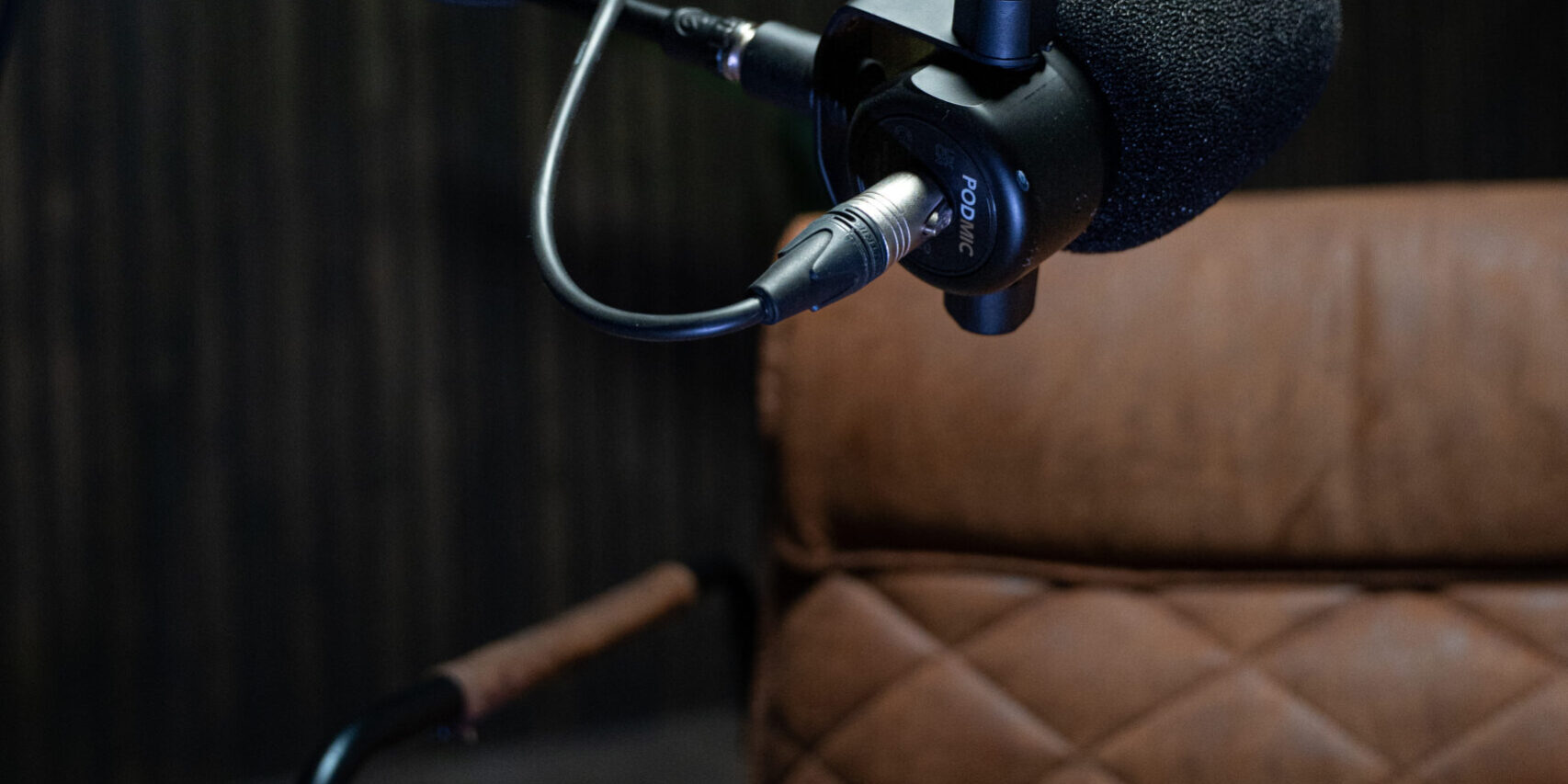 Mikrofonas prie fotelio podcasto filmavimui