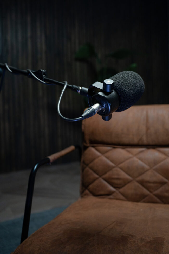 Mikrofonas prie fotelio podcasto filmavimui